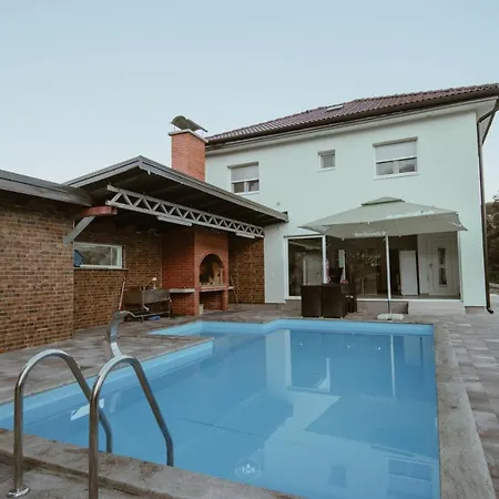 別荘 La Unica Lohovo